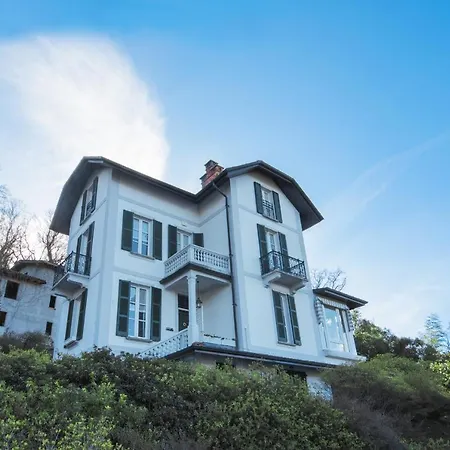 Laveno-mombello Sleeps 8 Pool