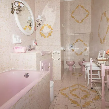 Villa Laveno-mombello Sleeps 8 Pool *